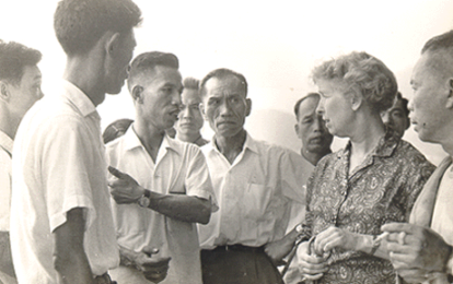 Dr. Elsie Tu listening to complaints from a group of hawkers in the 1960s. Dr. Elsie Tu listening to complaints from a group of hawkers in the 1960s